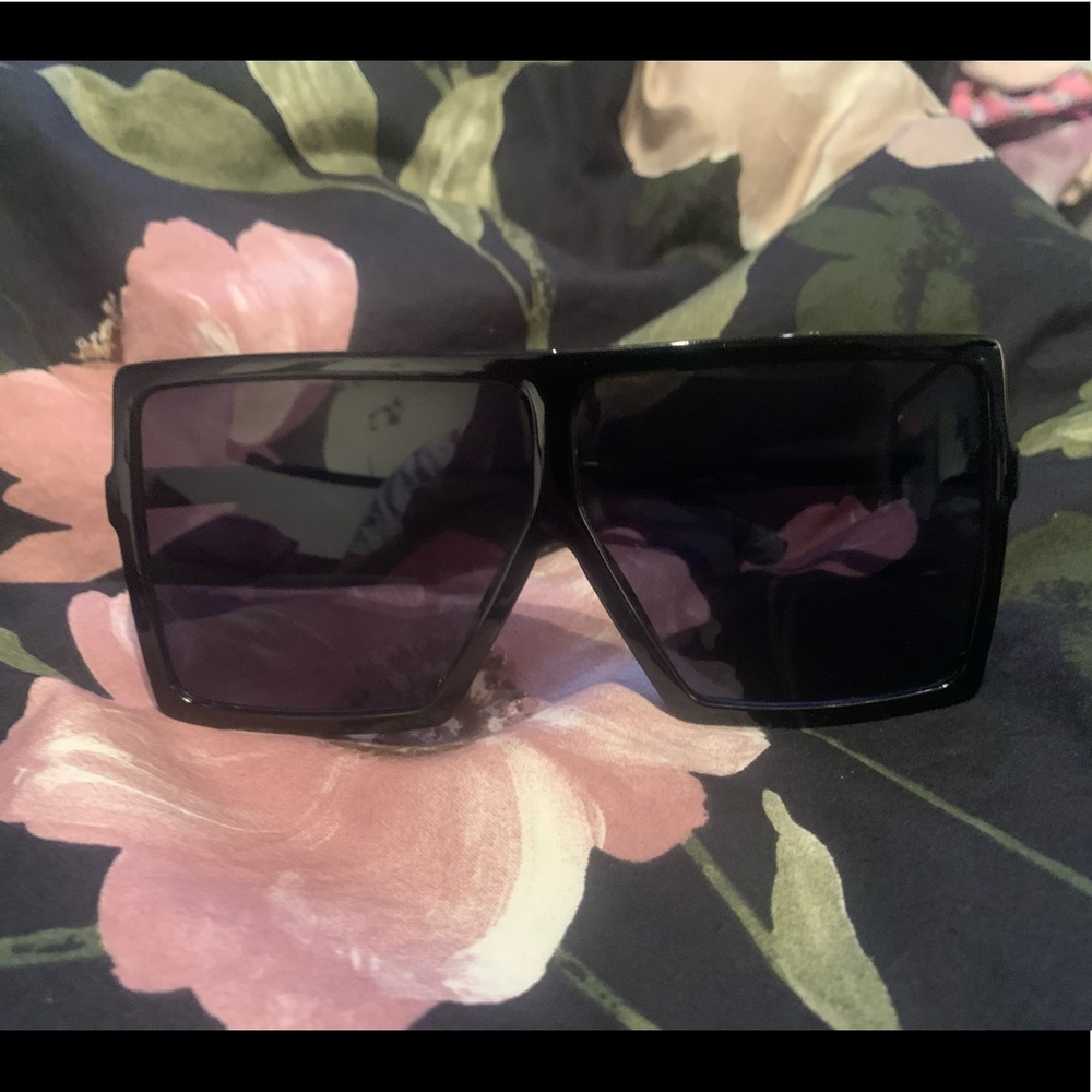 🚩*NEW* Gloss Black Sunglasses